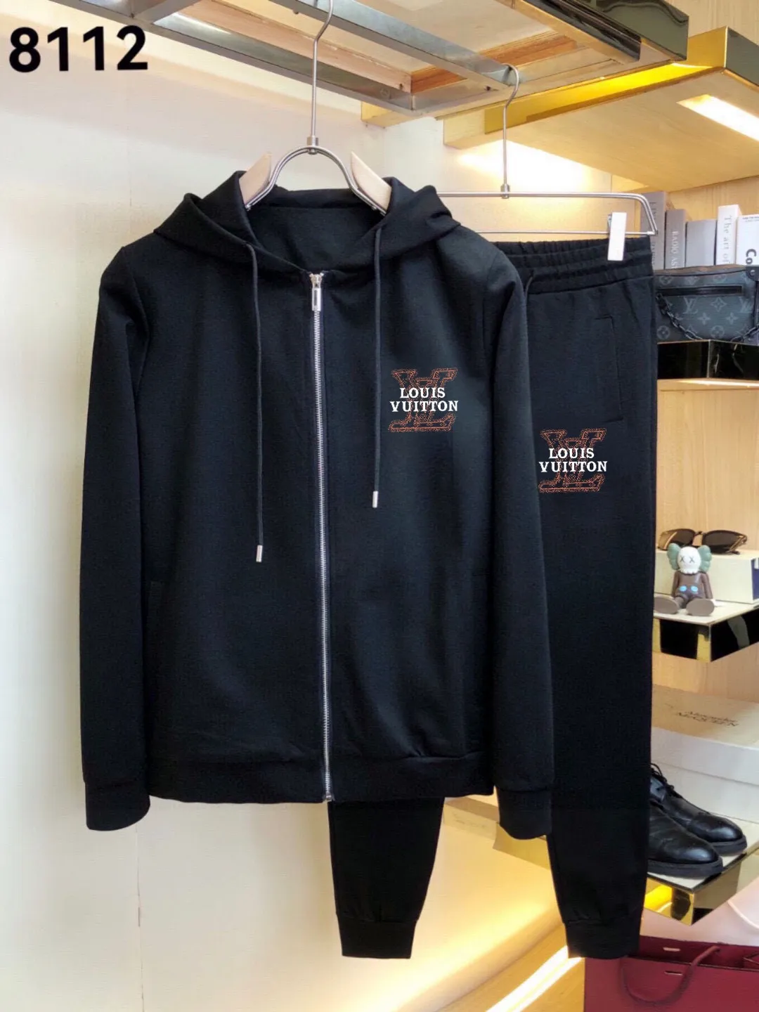 🅿️420 [LV Louis Vuitton] (Fat Man Gospel) hot-selling suit is coming. Focus on the original version of the official website. 2025 new hot-selling cardigan sweater suit. The original order is the best. 🇭🇰The meticulous work of top designers is dedicated to a fitting and perfect upper body effect. All-natural high-quality Roman cotton 100%, close-fitting comfort, noble and elegant! Original hardware embodies elegance and nobility! Counter size: M-5XL (maximum wear up to 220 pounds)